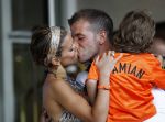 Amsterdam 5 juni 2010
Het Nederlands elftal vertrekt vanaf het hilton naar Schiphol voor de WK voetbal in Zuid Afrika. De vrouwen zwaaien ze uit. Rafael Sylvie en Damian v d Vaart
Peter Smulders bv