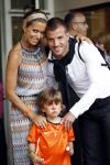 Amsterdam 5 juni 2010
Het Nederlands elftal vertrekt vanaf het hilton naar Schiphol voor de WK voetbal in Zuid Afrika. De vrouwen zwaaien ze uit. Rafael Sylvie en Damian v d Vaart
Peter Smulders bv