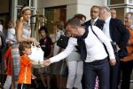 Amsterdam 5 juni 2010
Het Nederlands elftal vertrekt vanaf het hilton naar Schiphol voor de WK voetbal in Zuid Afrika. De vrouwen zwaaien ze uit. Rafael Sylvie en Damian v d Vaart
Peter Smulders bv