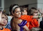 Amsterdam 5 juni 2010
Het Nederlands elftal vertrekt vanaf het hilton naar Schiphol voor de WK voetbal in Zuid Afrika. De vrouwen zwaaien ze uit. Rafael Sylvie en Damian v d Vaart
Peter Smulders bv