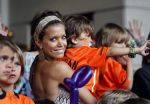 Amsterdam 5 juni 2010
Het Nederlands elftal vertrekt vanaf het hilton naar Schiphol voor de WK voetbal in Zuid Afrika. De vrouwen zwaaien ze uit. Rafael Sylvie en Damian v d Vaart
Peter Smulders bv