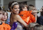 Amsterdam 5 juni 2010
Het Nederlands elftal vertrekt vanaf het hilton naar Schiphol voor de WK voetbal in Zuid Afrika. De vrouwen zwaaien ze uit. Rafael Sylvie en Damian v d Vaart
Peter Smulders bv