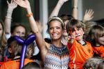 Amsterdam 5 juni 2010
Het Nederlands elftal vertrekt vanaf het hilton naar Schiphol voor de WK voetbal in Zuid Afrika. De vrouwen zwaaien ze uit. Rafael Sylvie en Damian v d Vaart
Peter Smulders bv