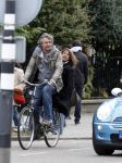 Amsterdam 14 mei 2010
Victor Reinier met een vriendin achter op de fiets.
Peter Smulders bv