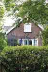 het Gooi 27 mei 2010
Vivian en Day Ewbank vertrekken bij hun huis waar ze tijdelijk wonen ivm relatieproblemen tussen Vivian en John.
Peter Smulders bv