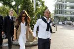Amsterdam 5 juni 2010
Het Nederlands elftal vertrekt vanaf het hilton naar Schiphol voor de WK voetbal in Zuid Afrika. De vrouwen zwaaien ze uit. Yolanthe Cabau v Kasbergen en Wesley Sneijder
Peter Smulders bv