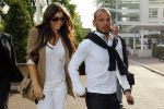 Amsterdam 5 juni 2010
Het Nederlands elftal vertrekt vanaf het hilton naar Schiphol voor de WK voetbal in Zuid Afrika. De vrouwen zwaaien ze uit. Yolanthe Cabau v Kasbergen en Wesley Sneijder
Peter Smulders bv