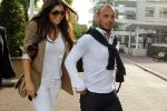 Amsterdam 5 juni 2010
Het Nederlands elftal vertrekt vanaf het hilton naar Schiphol voor de WK voetbal in Zuid Afrika. De vrouwen zwaaien ze uit. Yolanthe Cabau v Kasbergen en Wesley Sneijder
Peter Smulders bv