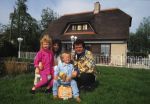 Vinkeveen, 14 Mei 1997
Andre Hazes met zijn 2 jongste kinderen Roxeanne en Andre Hazes Jr. en vrouw Rachel Hazes bij hun woonhuis
Foto Peter Smulders BV