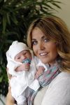 Schiphol Oost 6 juli 2011
John en Charlotte Sophie Heitinga landen op schiphol oost met hun  dochter Jezebel en pas geboren baby zoontje Lennon.
Peter Smulders bv