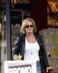 Amsterdam 1 juli 2011
Connie Breukhoven doet boodschappen met haar doichter Shanna Breukhoven.
Peter Smulders bv