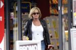 Amsterdam 1 juli 2011
Connie Breukhoven doet boodschappen met haar doichter Shanna Breukhoven.
Peter Smulders bv