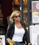 Amsterdam 1 juli 2011
Connie Breukhoven doet boodschappen met haar doichter Shanna Breukhoven.
Peter Smulders bv