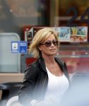 Amsterdam 1 juli 2011
Connie Breukhoven doet boodschappen met haar doichter Shanna Breukhoven.
Peter Smulders bv