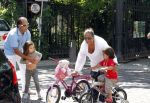 Amsterdam 15 juli 2011
Constanza Breukhoven en haar man Mohammed halen hun kinderen op bij moeder Connie Breukhoven en Shanna. Connie woont in huis op de pc hooftstraat
Peter Smulders bv