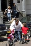 Amsterdam 15 juli 2011
Constanza Breukhoven en haar man Mohammed halen hun kinderen op bij moeder Connie Breukhoven en Shanna. Connie woont in huis op de pc hooftstraat
Peter Smulders bv