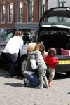 Amsterdam 15 juli 2011
Constanza Breukhoven en haar man Mohammed halen hun kinderen op bij moeder Connie Breukhoven en Shanna. Connie woont in huis op de pc hooftstraat
Peter Smulders bv
