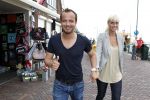 Volendam 28 juni 2011
Geert Hoes met zijn nieuwe vriendin Elze Mieke Tijl.
Peter Smulders bv