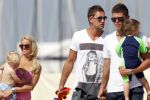 Noordwijk 27 juni 2011
Klaasjan Huntelaar zijn zwangere vrouw en zoon samen op het strand met Maarten Stekelenburg met zijn vrouw en zoon. Kim en Sem Stekelenburg
Peter Smulders bv