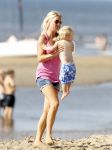 Noordwijk 27 juni 2011
Klaasjan Huntelaar zijn zwangere vrouw en zoon samen op het strand met Maarten Stekelenburg met zijn vrouw en zoon. Kim en Sem Stekelenburg
Peter Smulders bv
