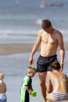 Noordwijk 27 juni 2011
Klaasjan Huntelaar zijn zwangere vrouw en zoon samen op het strand met Maarten Stekelenburg met zijn vrouw en zoon.
Peter Smulders bv