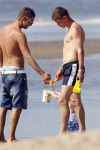 Noordwijk 27 juni 2011
Klaasjan Huntelaar zijn zwangere vrouw en zoon samen op het strand met Maarten Stekelenburg met zijn vrouw en zoon.
Peter Smulders bv