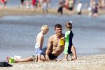 Noordwijk 27 juni 2011
Klaasjan Huntelaar zijn zwangere vrouw en zoon samen op het strand met Maarten Stekelenburg met zijn vrouw en zoon.
Peter Smulders bv