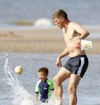 Noordwijk 27 juni 2011
Klaasjan Huntelaar zijn zwangere vrouw en zoon samen op het strand met Maarten Stekelenburg met zijn vrouw en zoon.
Peter Smulders bv