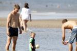 Noordwijk 27 juni 2011
Klaasjan Huntelaar zijn zwangere vrouw en zoon samen op het strand met Maarten Stekelenburg met zijn vrouw en zoon.
Peter Smulders bv
