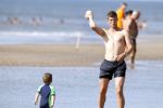 Noordwijk 27 juni 2011
Klaasjan Huntelaar zijn zwangere vrouw en zoon samen op het strand met Maarten Stekelenburg met zijn vrouw en zoon.
Peter Smulders bv