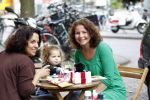 Amsterdam 30 juni 2011
Maaike Widdershoven met dochetr en vriendin op terras.
Peter Smulders bv