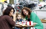 Amsterdam 30 juni 2011
Maaike Widdershoven met dochetr en vriendin op terras.
Peter Smulders bv