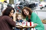 Amsterdam 30 juni 2011
Maaike Widdershoven met dochetr en vriendin op terras.
Peter Smulders bv