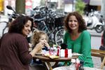 Amsterdam 30 juni 2011
Maaike Widdershoven met dochetr en vriendin op terras.
Peter Smulders bv