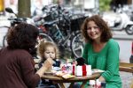 Amsterdam 30 juni 2011
Maaike Widdershoven met dochetr en vriendin op terras.
Peter Smulders bv