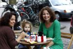 Amsterdam 30 juni 2011
Maaike Widdershoven met dochetr en vriendin op terras.
Peter Smulders bv