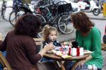 Amsterdam 30 juni 2011
Maaike Widdershoven met dochetr en vriendin op terras.
Peter Smulders bv