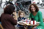 Amsterdam 30 juni 2011
Maaike Widdershoven met dochetr en vriendin op terras.
Peter Smulders bv