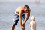Noordwijk 27 juni 2011
Klaasjan Huntelaar zijn zwangere vrouw en zoon samen op het strand met Maarten Stekelenburg met zijn vrouw en zoon.
Peter Smulders bv