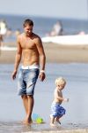 Noordwijk 27 juni 2011
Klaasjan Huntelaar zijn zwangere vrouw en zoon samen op het strand met Maarten Stekelenburg met zijn vrouw en zoon.
Peter Smulders bv