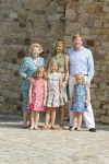 Italie, Toscane Tavernelle, 4 Juli 2011
Koninklijke Familie met Prins Willem Alexander, Prinses Maxima, Koningin Beatrix en de kinderen Prinses Amalia, Prinses Alexia en Prinses Arinae bij het jaarlijkse fotouurtje.
Foto Peter Smulders BV