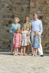 Italie, Toscane Tavernelle, 4 Juli 2011
Koninklijke Familie met Prins Willem Alexander, Prinses Maxima, Koningin Beatrix en de kinderen Prinses Amalia, Prinses Alexia en Prinses Arinae bij het jaarlijkse fotouurtje.
Foto Peter Smulders BV