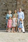 Italie, Toscane Tavernelle, 4 Juli 2011
Koninklijke Familie met Prins Willem Alexander, Prinses Maxima, Koningin Beatrix en de kinderen Prinses Amalia, Prinses Alexia en Prinses Arinae bij het jaarlijkse fotouurtje.
Foto Peter Smulders BV