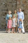 Italie, Toscane Tavernelle, 4 Juli 2011
Koninklijke Familie met Prins Willem Alexander, Prinses Maxima, Koningin Beatrix en de kinderen Prinses Amalia, Prinses Alexia en Prinses Arinae bij het jaarlijkse fotouurtje.
Foto Peter Smulders BV