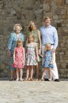 Italie, Toscane Tavernelle, 4 Juli 2011
Koninklijke Familie met Prins Willem Alexander, Prinses Maxima, Koningin Beatrix en de kinderen Prinses Amalia, Prinses Alexia en Prinses Arinae bij het jaarlijkse fotouurtje.
Foto Peter Smulders BV
