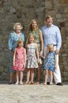 Italie, Toscane Tavernelle, 4 Juli 2011
Koninklijke Familie met Prins Willem Alexander, Prinses Maxima, Koningin Beatrix en de kinderen Prinses Amalia, Prinses Alexia en Prinses Arinae bij het jaarlijkse fotouurtje.
Foto Peter Smulders BV
