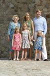 Italie, Toscane Tavernelle, 4 Juli 2011
Koninklijke Familie met Prins Willem Alexander, Prinses Maxima, Koningin Beatrix en de kinderen Prinses Amalia, Prinses Alexia en Prinses Arinae bij het jaarlijkse fotouurtje.
Foto Peter Smulders BV