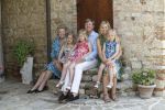 Italie, Toscane Tavernelle, 4 Juli 2011
Koninklijke Familie met Prins Willem Alexander, Prinses Maxima, Koningin Beatrix en de kinderen Prinses Amalia, Prinses Alexia en Prinses Arinae bij het jaarlijkse fotouurtje.
Foto Peter Smulders BV