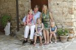 Italie, Toscane Tavernelle, 4 Juli 2011
Koninklijke Familie met Prins Willem Alexander, Prinses Maxima, Koningin Beatrix en de kinderen Prinses Amalia, Prinses Alexia en Prinses Arinae bij het jaarlijkse fotouurtje.
Foto Peter Smulders BV