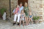 Italie, Toscane Tavernelle, 4 Juli 2011
Koninklijke Familie met Prins Willem Alexander, Prinses Maxima, Koningin Beatrix en de kinderen Prinses Amalia, Prinses Alexia en Prinses Arinae bij het jaarlijkse fotouurtje.
Foto Peter Smulders BV